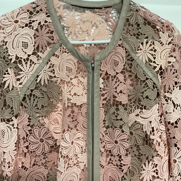 LACE ZiP UP JACKET.  MAUVE, PINK AND TAUPE IN COLOR. XL. - Picture 4 of 9
